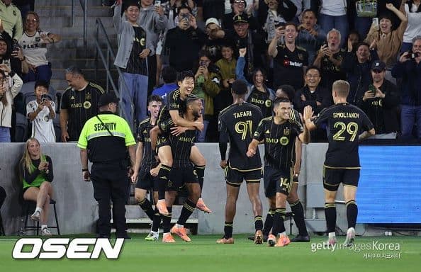 Các cầu thủ LAFC ăn mừng bàn thắng, thể hiện chuỗi thắng ấn tượng và tinh thần tự tin.