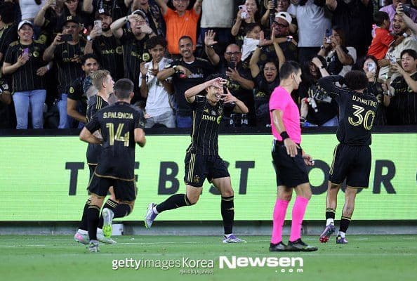 Các cầu thủ LAFC ăn mừng bàn thắng trước sự cổ vũ cuồng nhiệt của khán giả tại sân vận động BMO.
