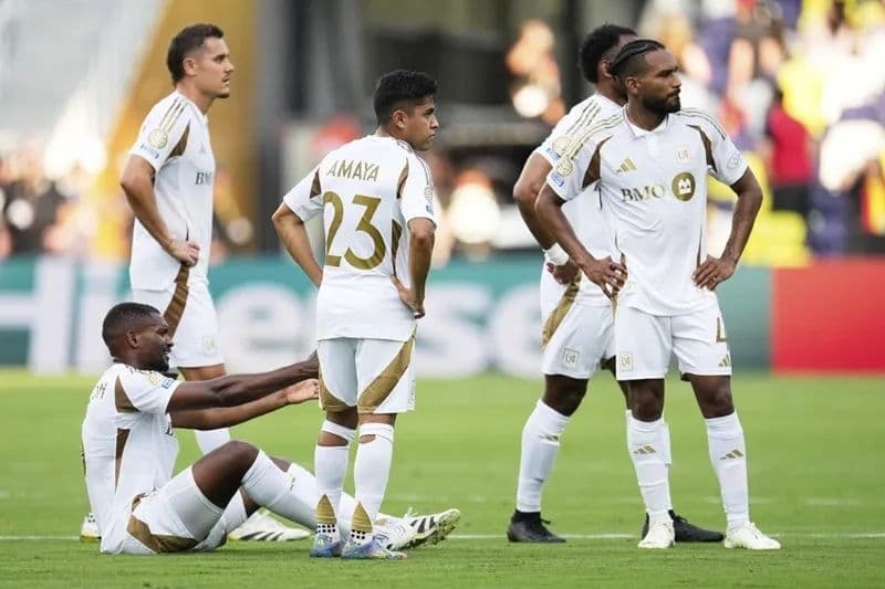 Các cầu thủ LAFC trên sân, chuẩn bị cho trận đấu đầy thử thách với Atlanta United.