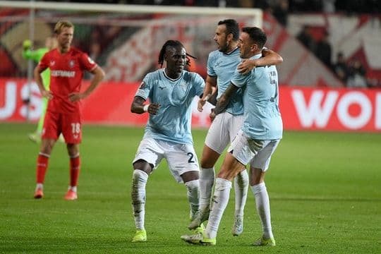 Các cầu thủ Lazio ăn mừng bàn thắng sớm, tạo lợi thế dẫn trước Juventus.