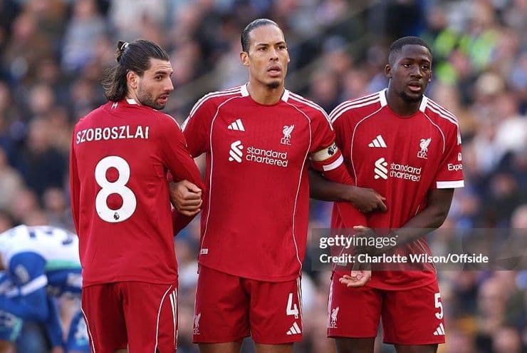 Các cầu thủ Liverpool, bao gồm Virgil van Dijk và Dominik Szoboszlai, trên sân thể hiện sự quyết tâm trước trận đấu với Manchester City.