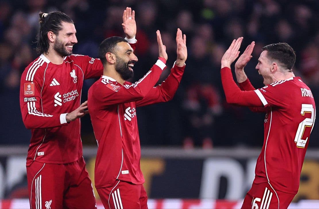 Các cầu thủ Liverpool ăn mừng chiến thắng, thể hiện tinh thần đoàn kết và bản lĩnh của đội bóng.