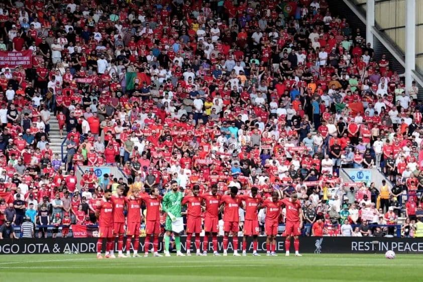 Các cầu thủ Liverpool đứng trang nghiêm trong buổi lễ mặc niệm tưởng nhớ Diogo Jota và em trai tại Deepdale.