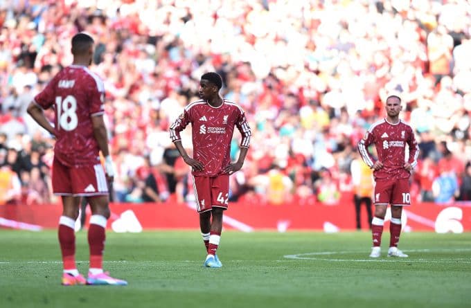 Các cầu thủ Liverpool thể hiện sự thất vọng sau trận hòa Brentford, kết quả ảnh hưởng đến suất dự Champions League của Ngoại Hạng Anh.