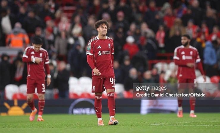 Các cầu thủ Liverpool thể hiện sự thất vọng sau trận thua