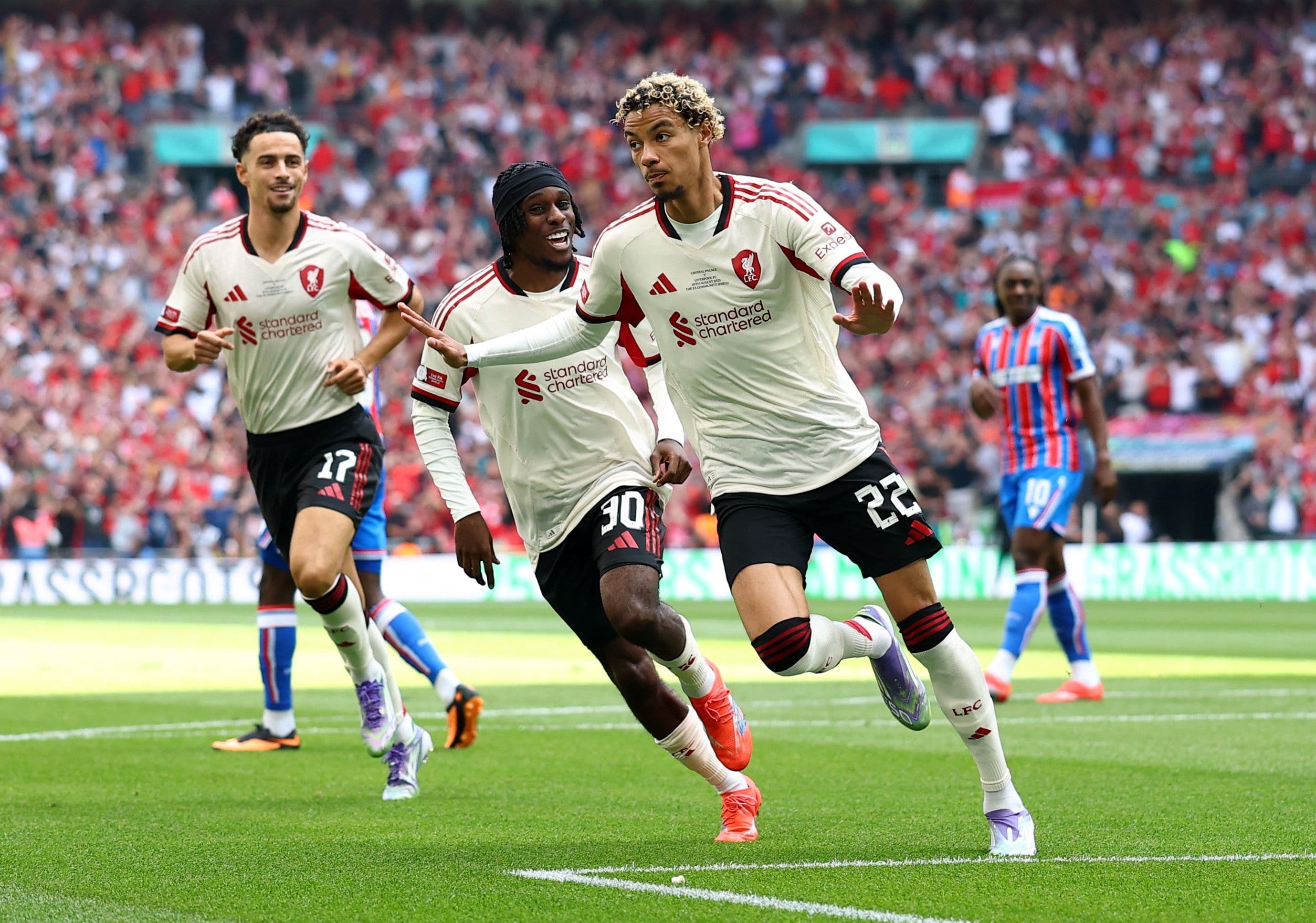 Các cầu thủ Liverpool thi đấu trên sân Wembley trong trận Siêu Cúp Anh.