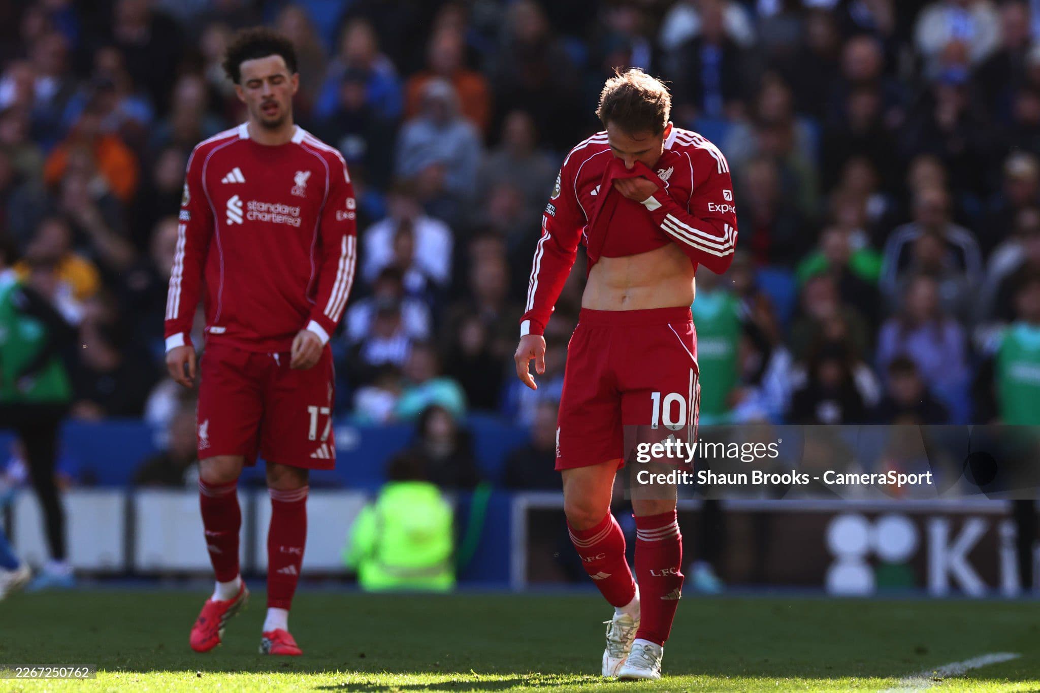 Các cầu thủ Liverpool thất vọng trên sân, minh họa cho những kết quả bất ngờ và vận mệnh nằm ngoài tính toán trong bóng đá