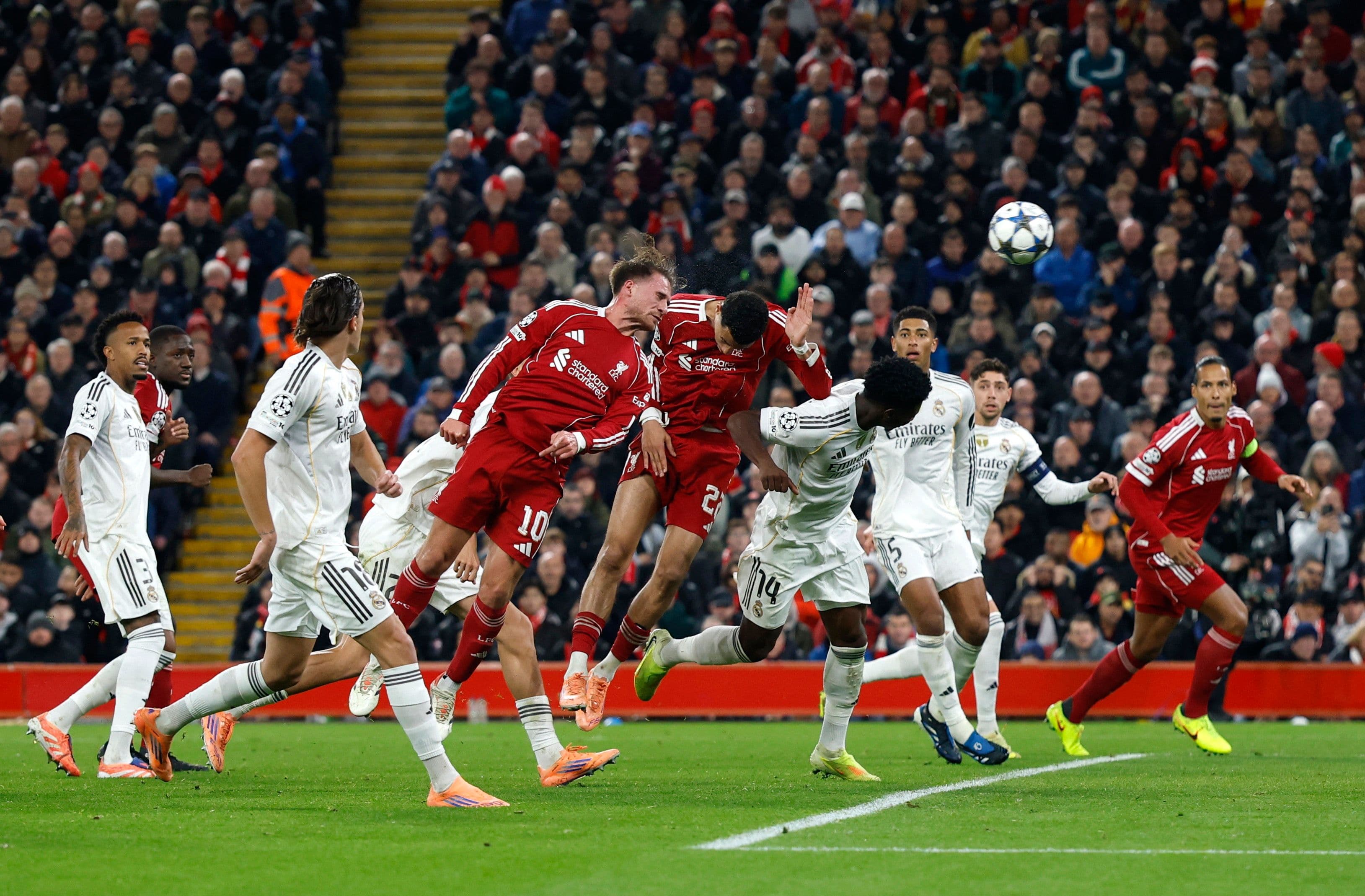 Các cầu thủ Liverpool và Real Madrid tranh chấp bóng quyết liệt trong những phút đầu trận