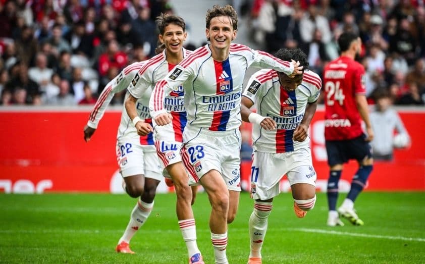 Các cầu thủ Lyon ăn mừng bàn thắng trong trận đấu bóng đá.