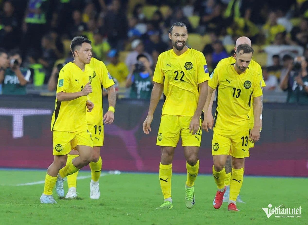 Các cầu thủ Malaysia thi đấu trên sân, thể hiện khát vọng thành công trong bóng đá.