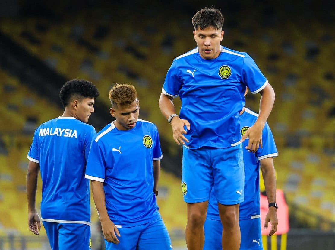 Các cầu thủ Malaysia tập luyện, thể hiện tinh thần đoàn kết và sự chuẩn bị cho hành trình mới.