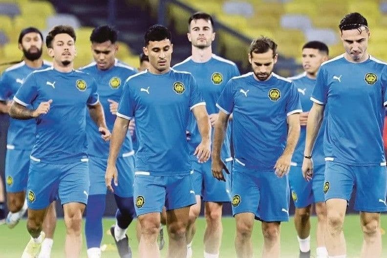 Các cầu thủ Malaysia trong buổi tập, hướng tới một tương lai bóng đá khu vực minh bạch và bền vững hơn.