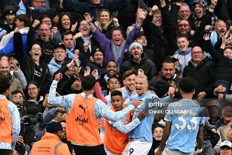 Các cầu thủ Man City ăn mừng bàn thắng, thể hiện niềm vui và kịch tính của Ngoại hạng Anh
