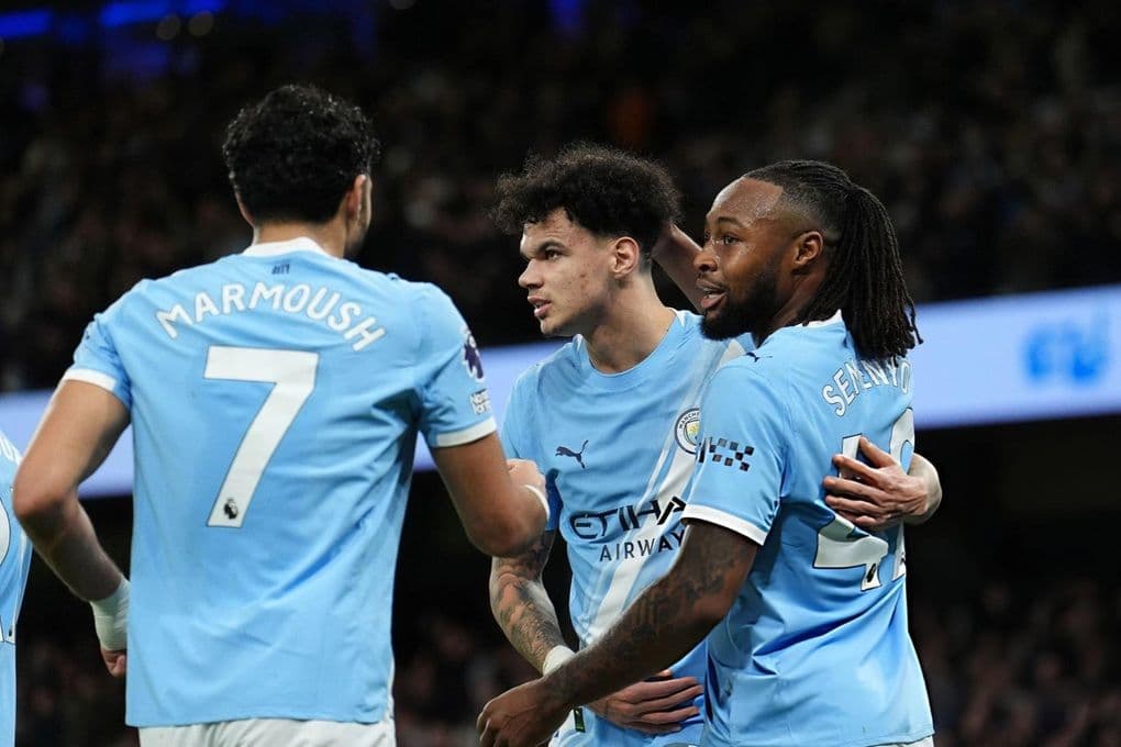 Các cầu thủ Man City ăn mừng chiến thắng, áp sát ngôi đầu bảng Premier League