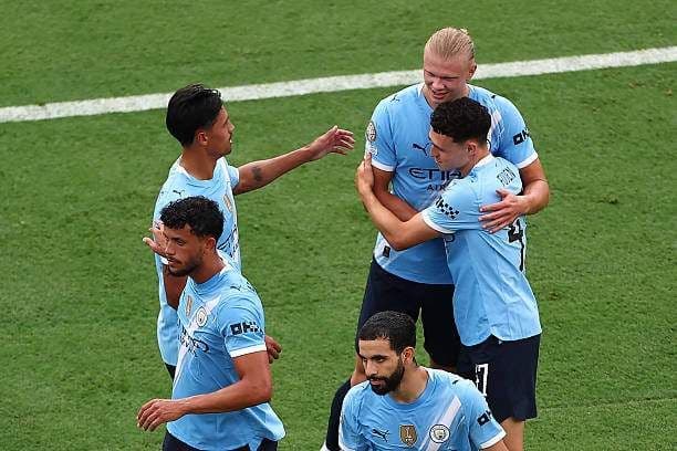 Các cầu thủ Man City ăn mừng chiến thắng, thể hiện sức mạnh vượt trội và sự tái sinh của đội bóng.