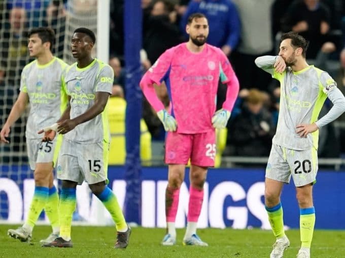 Các cầu thủ Man City thể hiện sự thất vọng sau khi để Everton gỡ hòa và vượt lên dẫn trước, làm mất lợi thế trong cuộc đua vô địch.