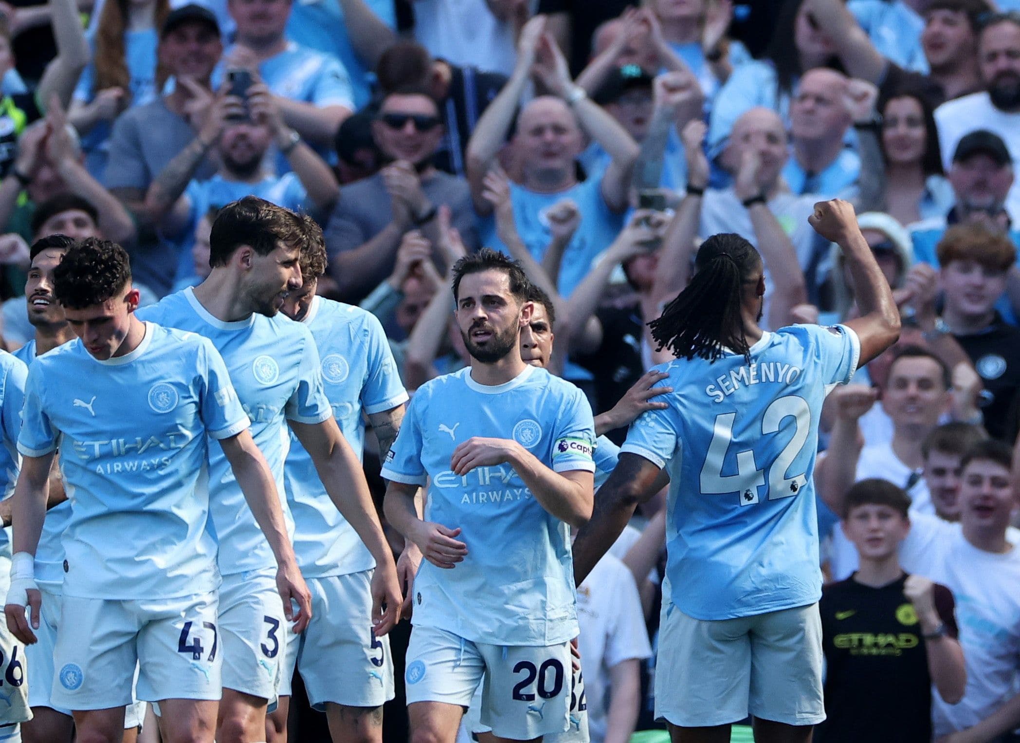 Các cầu thủ Man City thể hiện sự thất vọng sau thất bại 2-1 trước Aston Villa, khiến buổi tiệc chia tay không trọn vẹn.