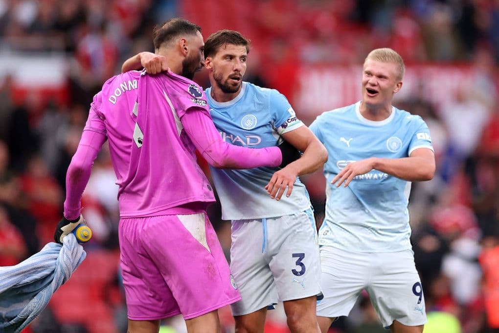 Các cầu thủ Man City thể hiện sự tập trung và quyết tâm trong trận đấu, phản ánh tầm quan trọng của tỷ số cuối cùng.