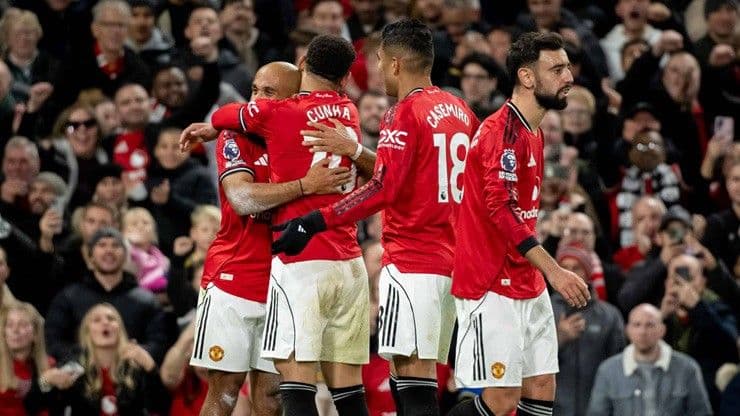 Các cầu thủ Man Utd ăn mừng bàn thắng, thể hiện tinh thần hồi sinh và khát vọng phục hận trước Nottingham Forest.