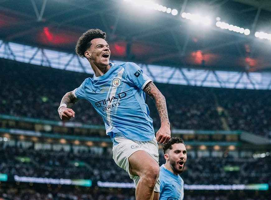 Các cầu thủ Manchester City ăn mừng bàn thắng, thể hiện tinh thần chiến thắng.