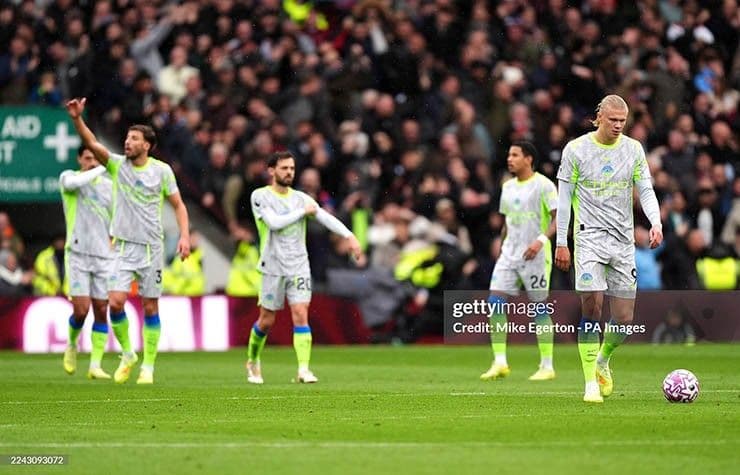 Các cầu thủ Manchester City thể hiện sự thất vọng sau những nỗ lực tấn công không thành