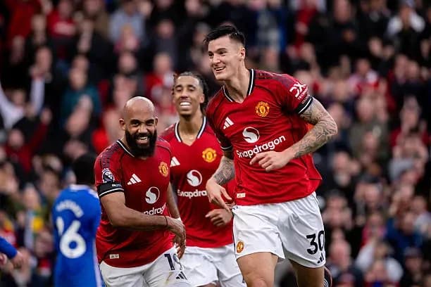 Các cầu thủ Manchester United ăn mừng bàn thắng, thể hiện tinh thần thăng hoa