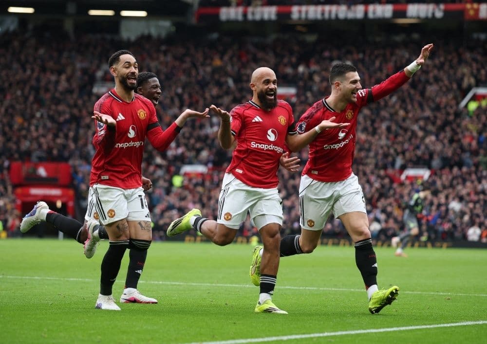 Các cầu thủ Manchester United ăn mừng bàn thắng, thể hiện tinh thần đồng đội và bản sắc mới của Quỷ Đỏ
