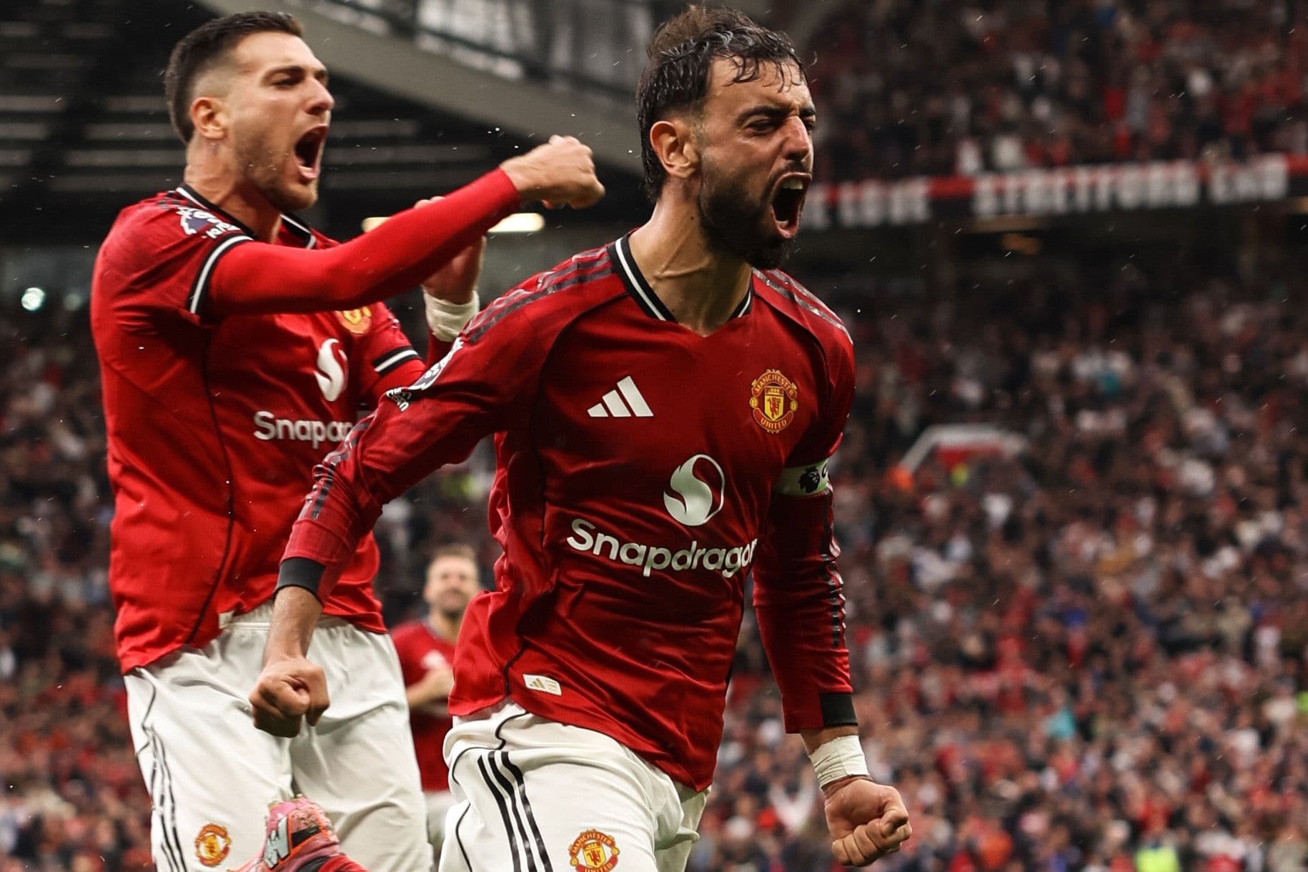 Các cầu thủ Manchester United ăn mừng bàn thắng tại Old Trafford, biểu tượng của áp lực và kỳ vọng.