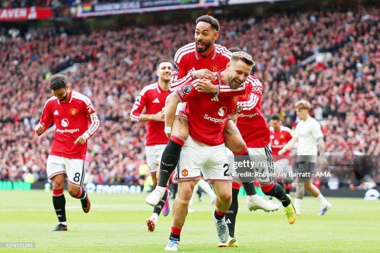 Các cầu thủ Manchester United ăn mừng bàn thắng trên sân Old Trafford trong trận đấu cuối mùa.