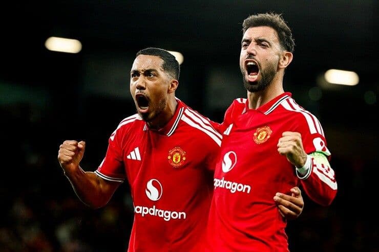Các cầu thủ Manchester United ăn mừng bàn thắng trong trận đấu Champions League.