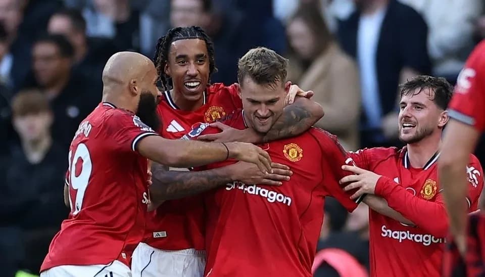 Các cầu thủ Manchester United ăn mừng chiến thắng, thể hiện sự hồi sinh dưới thời Carrick.