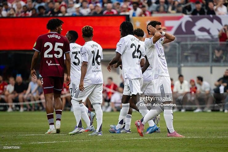 Các cầu thủ Manchester United ăn mừng chiến thắng trước West Ham