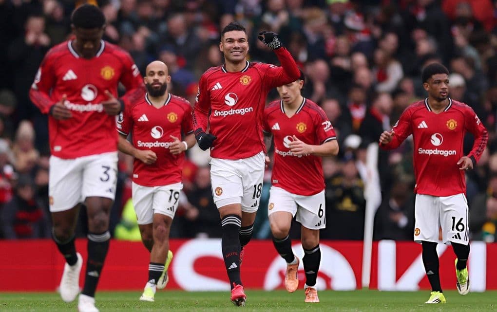 Các cầu thủ Manchester United ăn mừng trên sân, thể hiện phong độ ấn tượng dưới thời HLV tạm quyền Michael Carrick