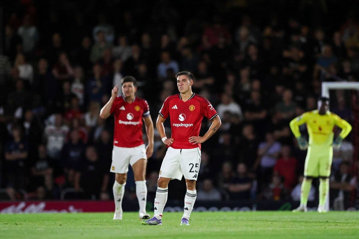 Các cầu thủ Manchester United thất vọng sau khi bị loại khỏi League Cup bởi Grimsby Town.