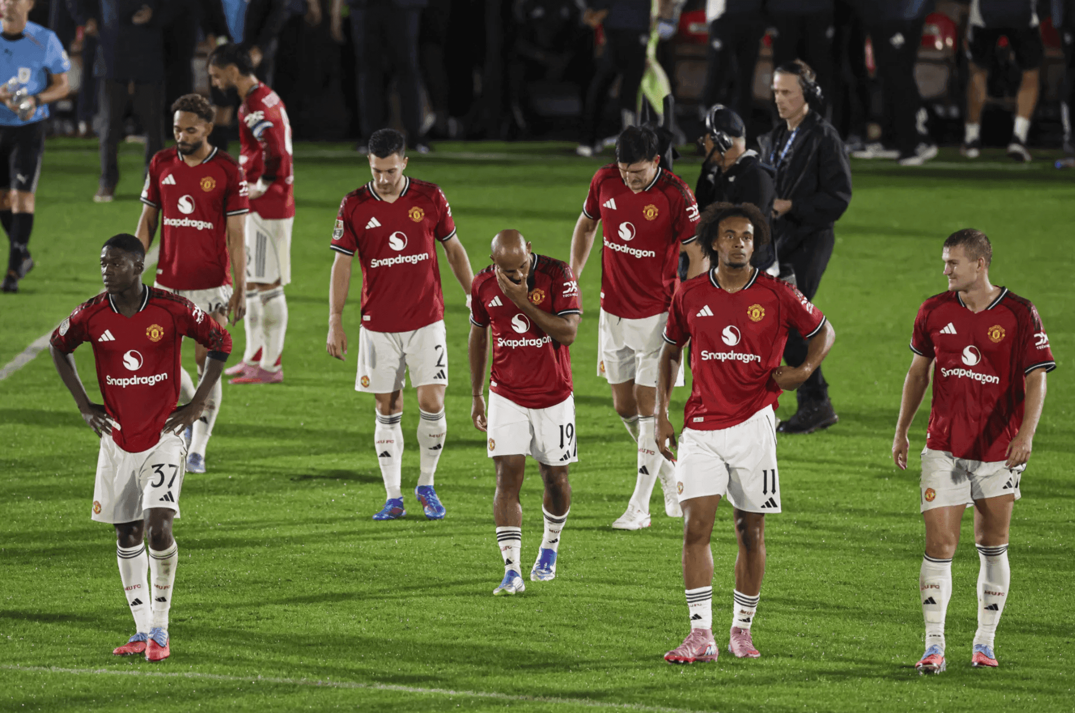 Các cầu thủ Manchester United thất vọng sau trận thua Grimsby Town