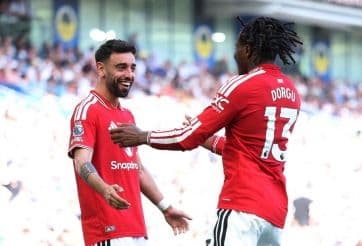 Các cầu thủ Manchester United trên sân, sẵn sàng thực hiện chiến thuật của HLV Michael Carrick.