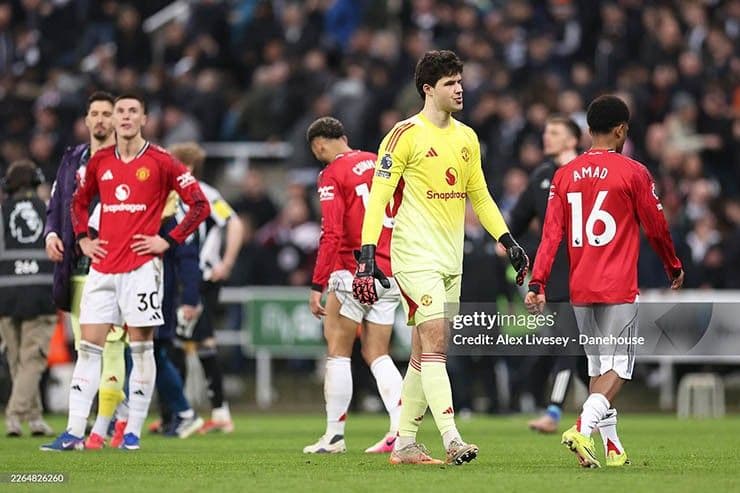Các cầu thủ Manchester United trên sân, thể hiện sự cạnh tranh khốc liệt để giành vé dự Champions League.