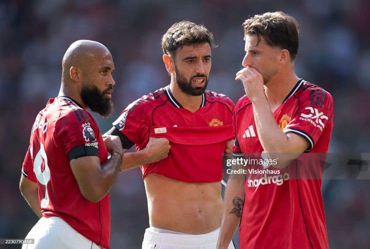 Các cầu thủ Manchester United trên sân, thể hiện sự nỗ lực và tiến bộ.