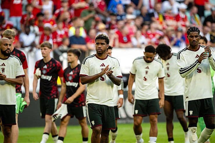 Các cầu thủ Manchester United trên sân, thể hiện sự tập trung và dè chừng trước trận đấu