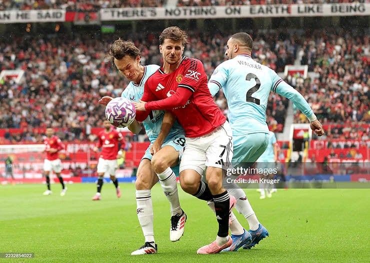 Các cầu thủ Manchester United và Burnley tranh chấp bóng quyết liệt, minh họa cho trận đấu đầy khó khăn và sự thiếu kiểm soát của MU.