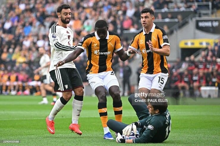 Các cầu thủ Manchester United và Hull City tranh chấp bóng quyết liệt trong trận đấu mở màn Premier League