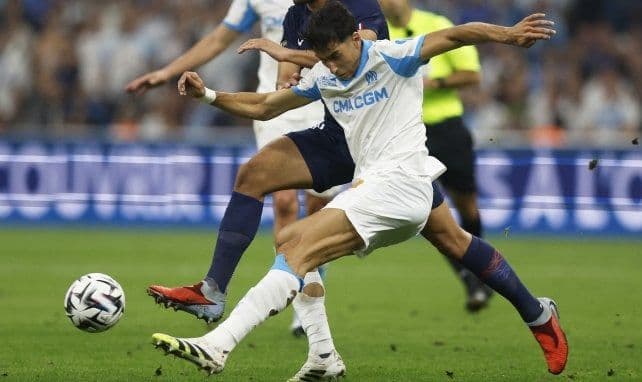 Các cầu thủ Marseille trong một pha tranh chấp quyết liệt trên sân, thể hiện tinh thần chiến đấu và sự quyết tâm.