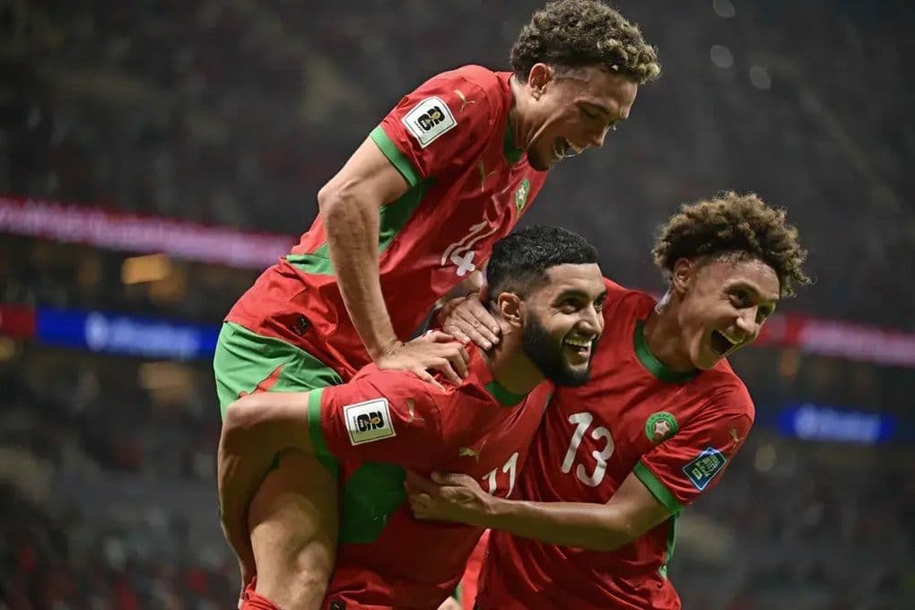 Các cầu thủ Morocco ăn mừng chiến thắng, thể hiện sự trỗi dậy của họ như một thách thức trong bóng đá hiện đại.