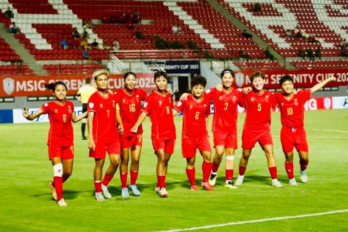 Các cầu thủ Myanmar ăn mừng bàn mở tỷ số từ chấm phạt đền của Win Theingi Tun.