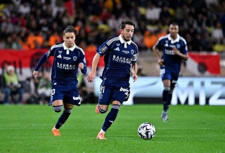 Các cầu thủ nỗ lực tranh bóng trên sân, thể hiện khát khao chiến thắng giữa những rủi ro