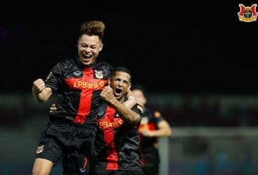 Các cầu thủ ăn mừng bàn thắng cùng nhau, thể hiện tinh thần đồng đội và ý nghĩa của trận đấu.