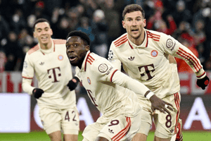 Các cầu thủ ăn mừng bàn thắng, thể hiện không khí kịch tính của một trận đấu bóng đá quốc tế.