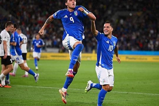 Các cầu thủ ăn mừng bàn thắng, thể hiện niềm vui và ý nghĩa của chiến thắng trong cuộc đua dài hơi.