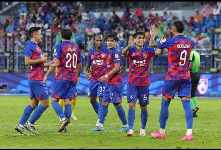 Các cầu thủ ăn mừng bàn thắng, tượng trưng cho những khoảnh khắc quyết định và sự tỏa sáng cá nhân