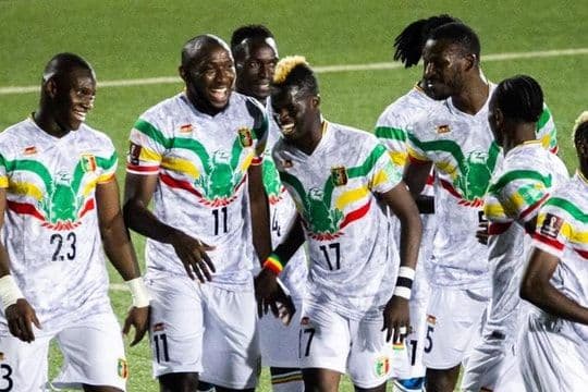 Các cầu thủ ăn mừng bàn thắng, tượng trưng cho sự vươn lên và tham vọng của bóng đá Phần Lan.